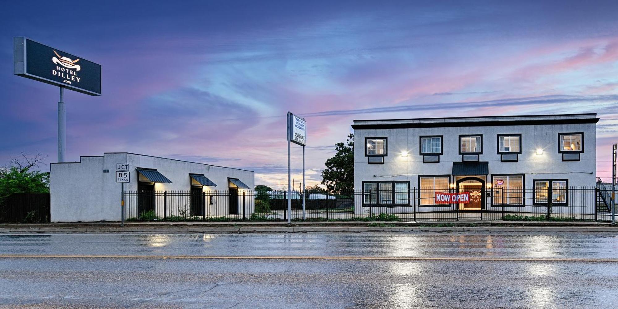 Hotel Dilley Grand Ngoại thất bức ảnh